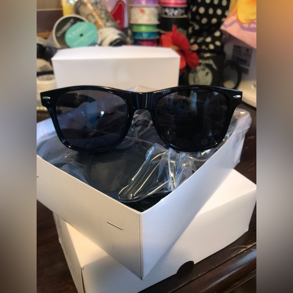 Tito’s Vodka Sunglasses Black - Picture 7 of 9